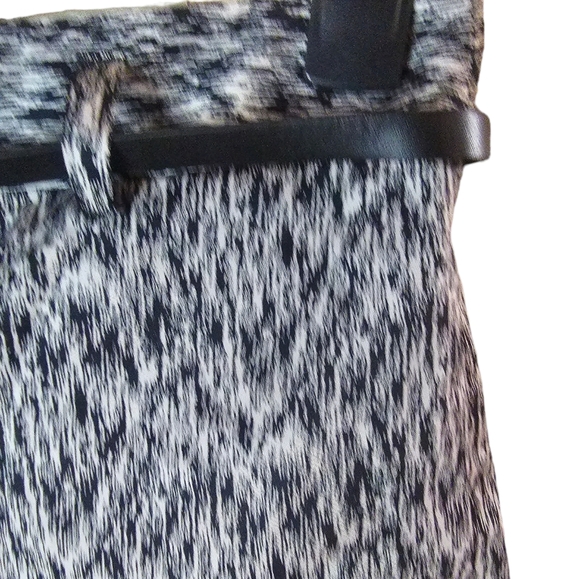 Express women's black/white cuffed bottom dress shorts size 6 - Picture 3 of 5